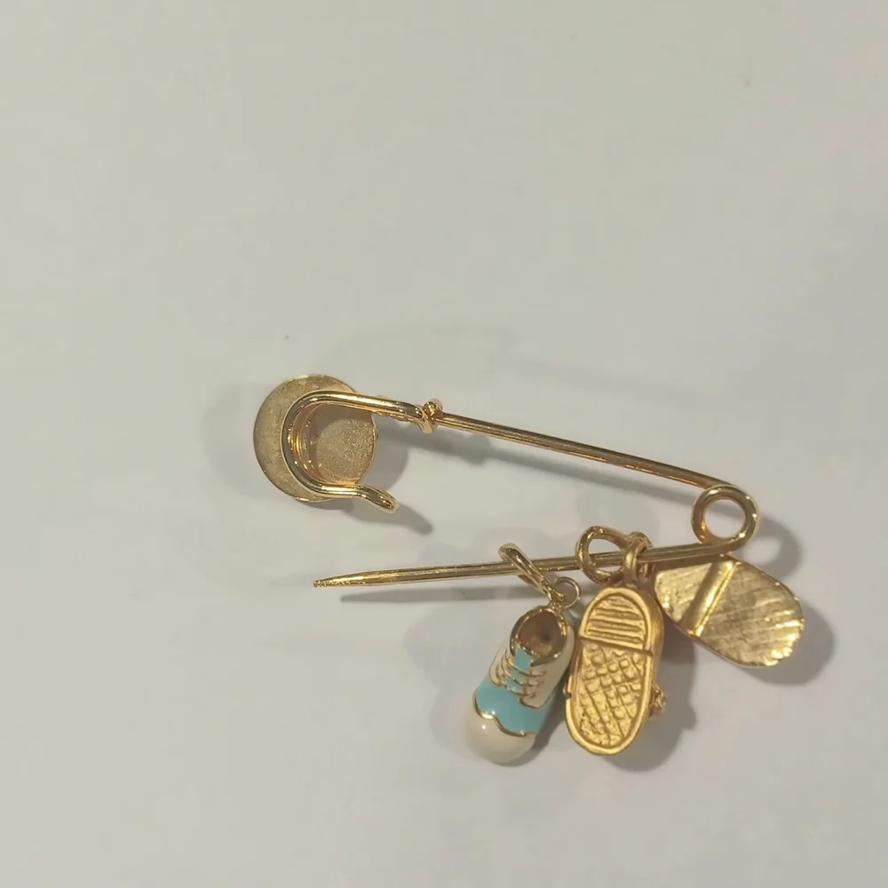 Gender Reveal Baby Shoe Brooch - Picture 5 of 6
